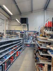 4heat – Referencia: vykurovanie a chladenie hál pomocou tepelného čerpadla vzduch-vzduch SAX Air – vnútorná jednotka v predajni