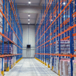 Reference vytápění skladu a administrativy a chlazení haly - průmyslovým tepelným čerpadlem (pohled do skladu - mezi regály)