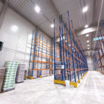 Reference vytápění skladu a administrativy a chlazení haly - průmyslovým tepelným čerpadlem (pohled do skladu - mezi regály)