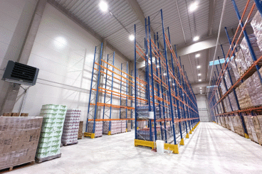 Reference vytápění skladu a administrativy a chlazení haly - průmyslovým tepelným čerpadlem (pohled do skladu - mezi regály)