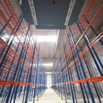 Reference vytápění skladu a administrativy a chlazení haly - průmyslovým tepelným čerpadlem (pohled do skladu - mezi regály)