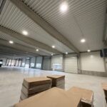 Chlazení a vytápení skladu pomocí sestavy tepelných čerpadel vzduch-vzduch