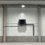 Čelní pohled na vnitřní jednotku namontovanou na stěně