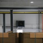 Vnitřní jednotka tepelného čerpadla vzduch-vzduch instalovaná ve skladu