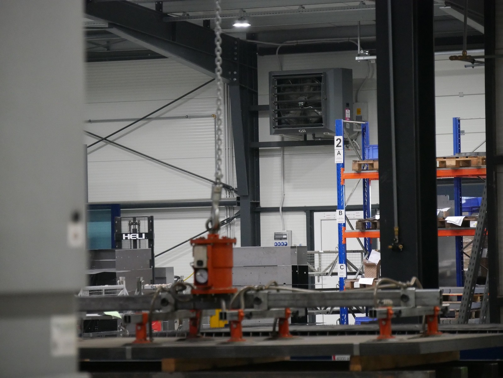 etailní pohled na profesionální montáž průmyslového tepelného čerpadla 4heat