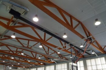 Podstropní instalace sálavého vytápění v tělocvičně nad basketbalovou konstrukcí