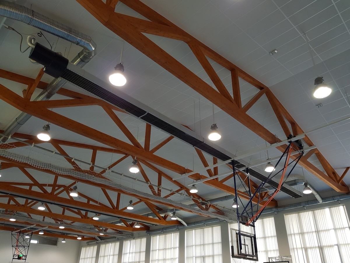 Podstropní instalace sálavého vytápění v tělocvičně nad basketbalovou konstrukcí